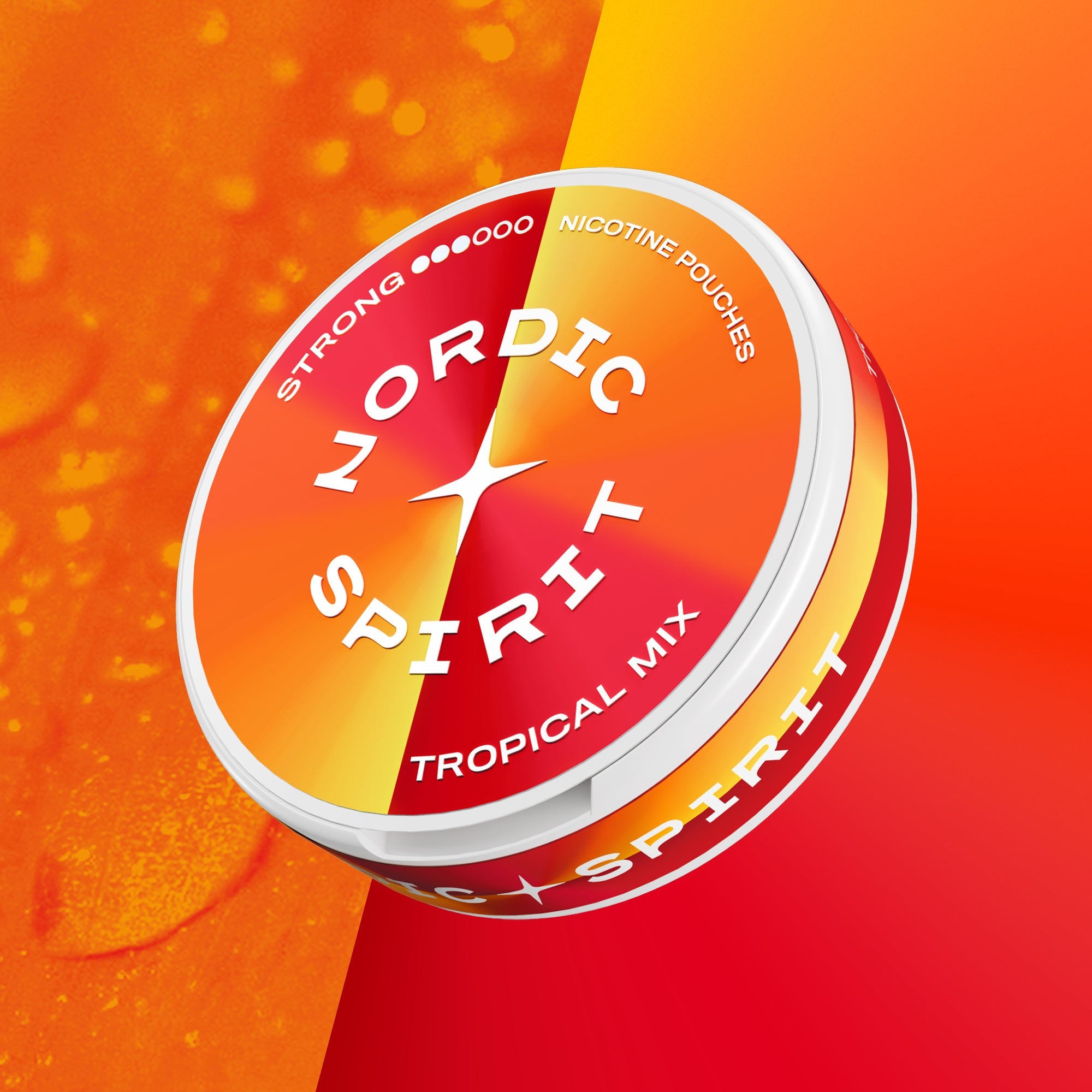 Eine einzelne rot-orange Nordic Spirit Nikotinbeutel-Dose mit der Aufschrift „Tropical Mix Strong“, platziert vor einem lebhaften orangefarbenen Farbverlaufshintergrund mit abstrakten Lichtflecken.