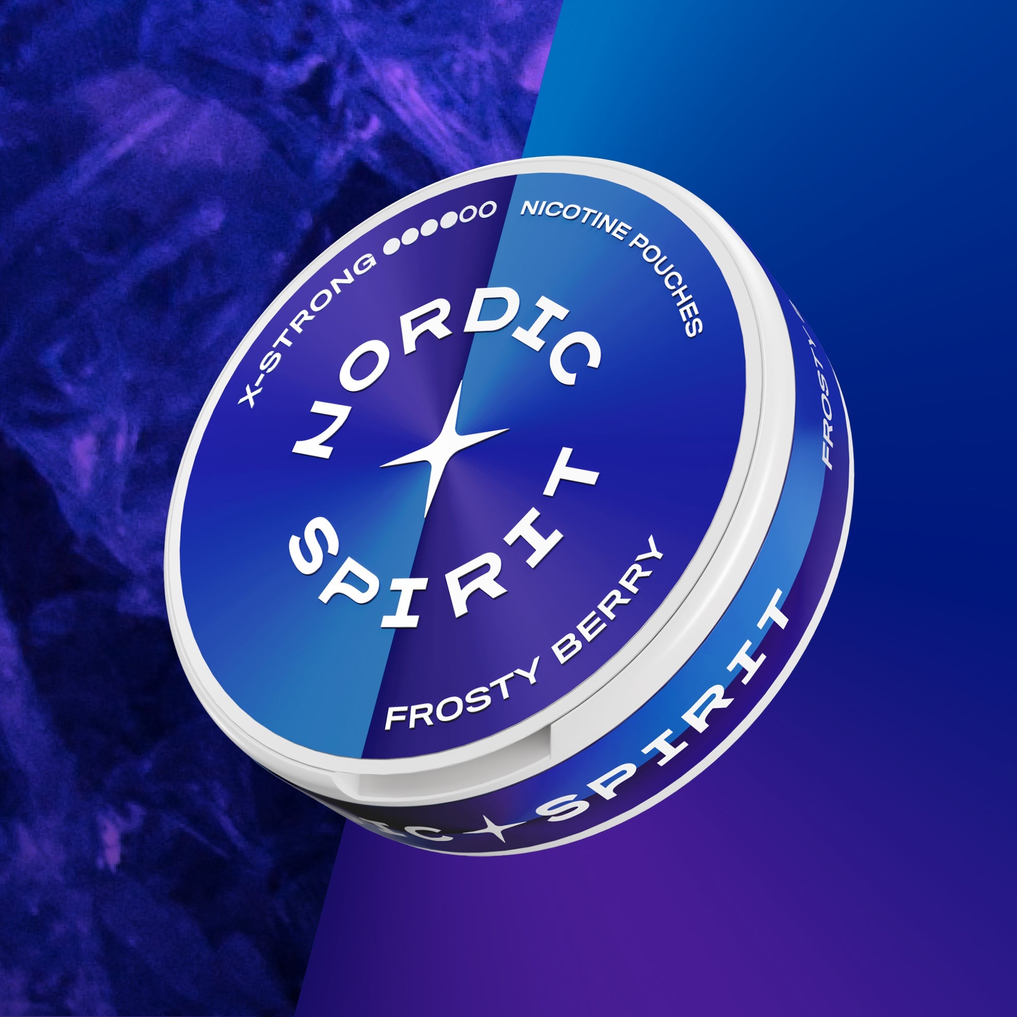 Eine einzelne blaue Nordic Spirit Nikotinbeutel-Dose mit der Aufschrift „Frosty Berry X-Strong“, platziert vor einem dunklen lila-blauen Farbverlaufshintergrund mit abstrakten Mustern auf der linken Seite.