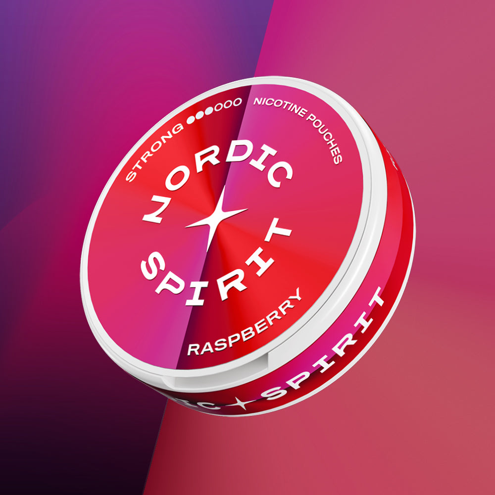 Eine einzelne rot-weiße Nordic Spirit Nikotinbeutel-Dose mit der Aufschrift „Raspberry Strong“, platziert vor einem glatten Farbverlaufshintergrund, der von dunkelviolett zu pinkrot übergeht.