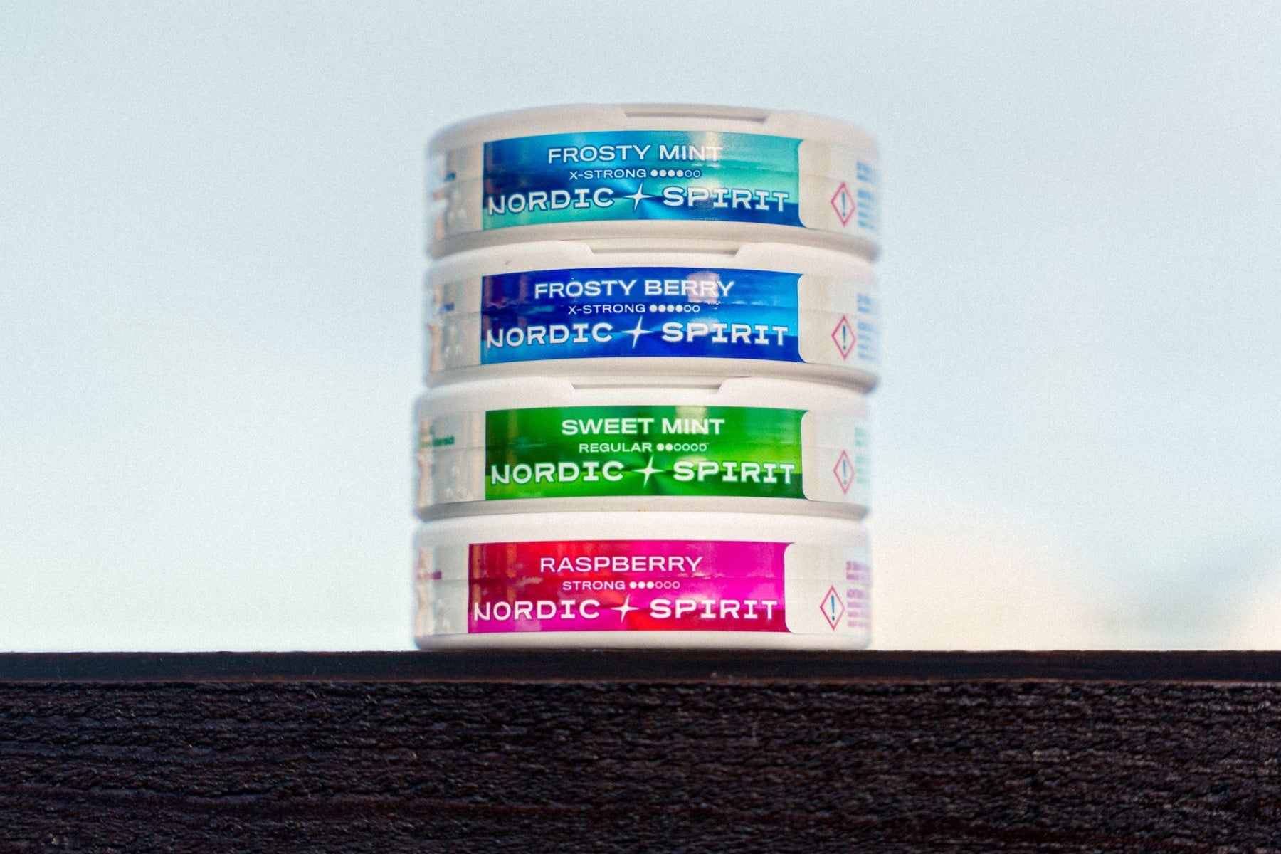 Ein Stapel aus vier verschiedenen Nordic Spirit Nikotinbeutel-Dosen: Frosty Mint, Frosty Berry, Sweet Mint und Raspberry