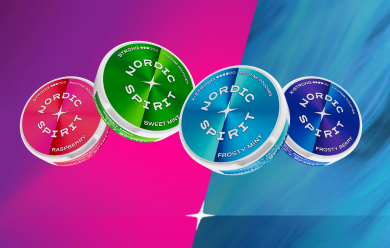 Vier Nordic Spirit Nikotinbeutel-Dosen (Raspberry, Sweet Mint, Frosty Mint und Frosty Berry) vor einem Farbverlauf-Hintergrund in Rosa und Blau.